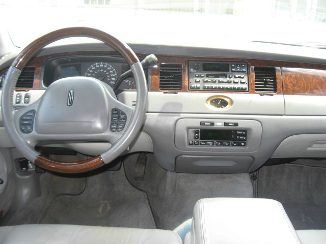 Lincoln Town Car 2002 photo 1