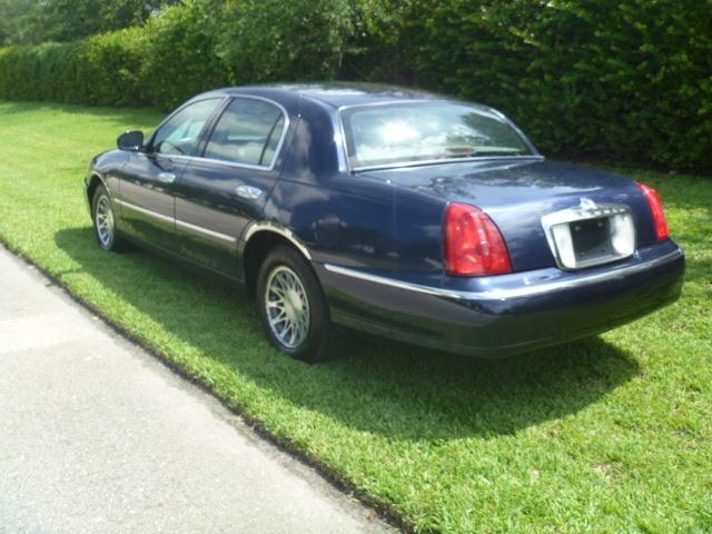 Lincoln Town Car 2002 photo 2