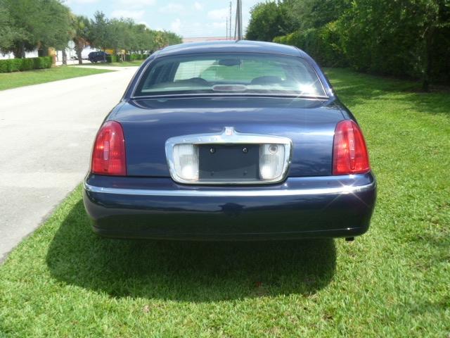 Lincoln Town Car 2002 photo 3