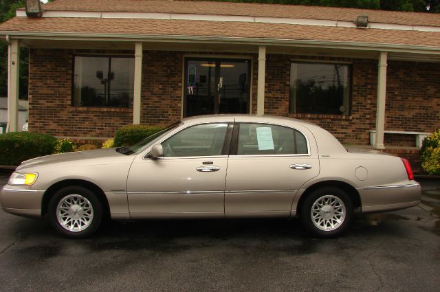 Lincoln Town Car 2002 photo 1