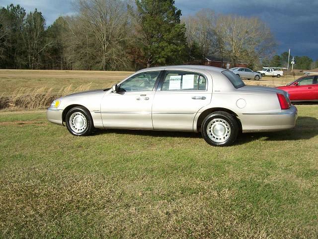 Lincoln Town Car 2002 photo 2