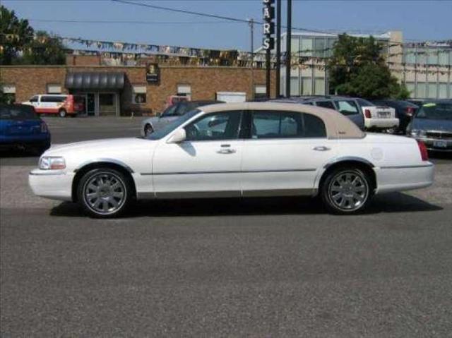 Lincoln Town Car 2003 photo 2