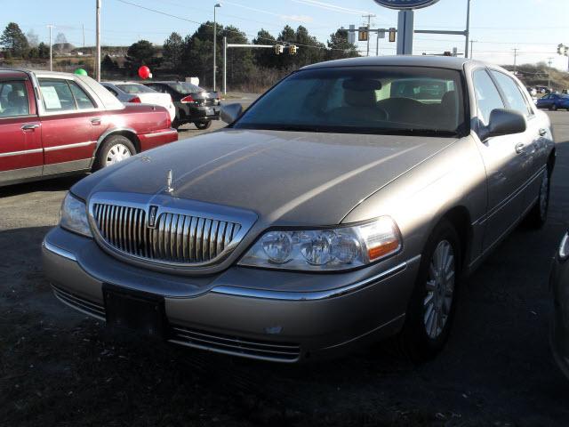 Lincoln Town Car DOWN 4.9 WAC Sedan