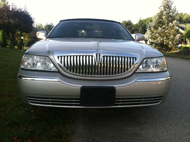 Lincoln Town Car 2003 photo 2