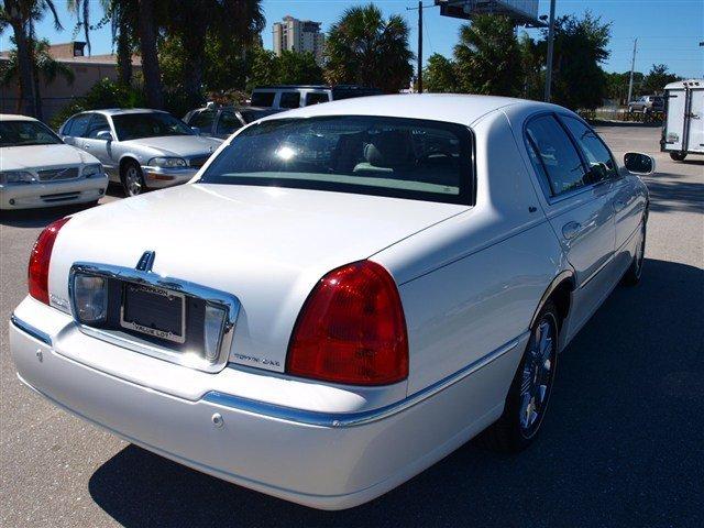 Lincoln Town Car 2003 photo 2