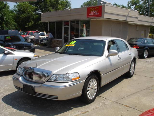 Lincoln Town Car 2003 photo 2