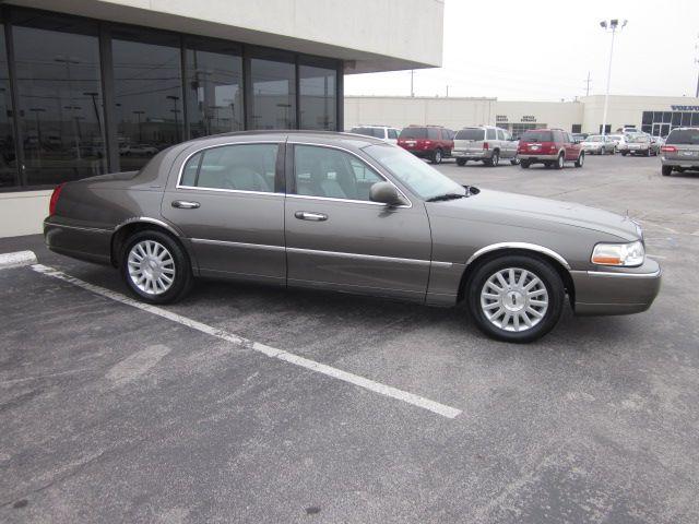 Lincoln Town Car DOWN 4.9 WAC Sedan