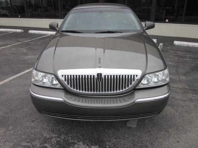 Lincoln Town Car 2003 photo 3