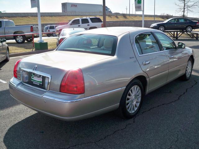 Lincoln Town Car 2003 photo 1