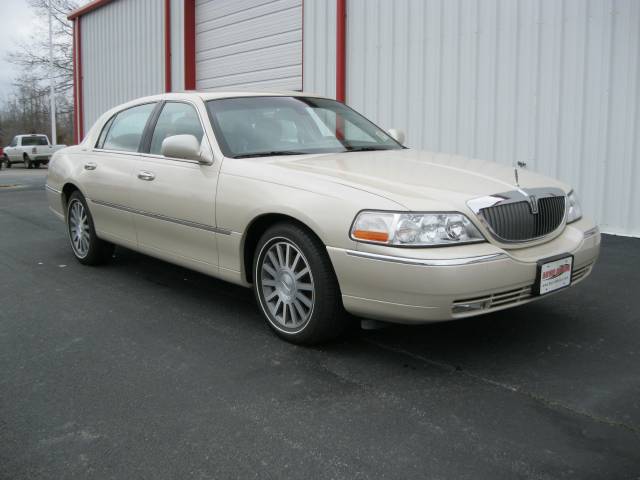 Lincoln Town Car SLT1 AWD Sedan