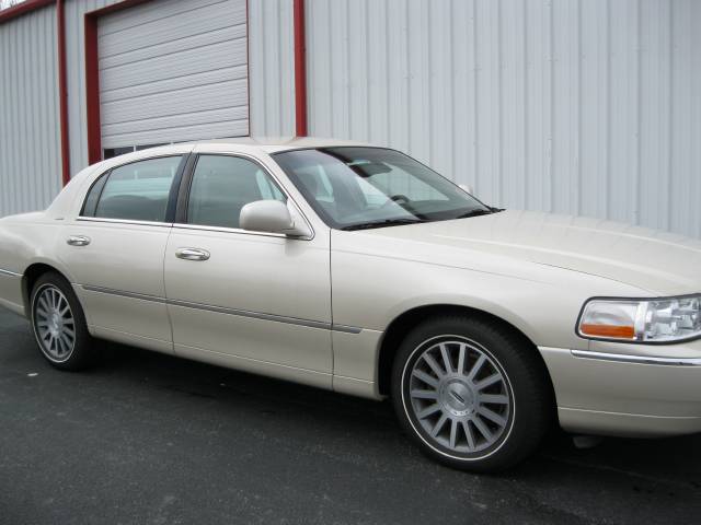 Lincoln Town Car 2003 photo 2