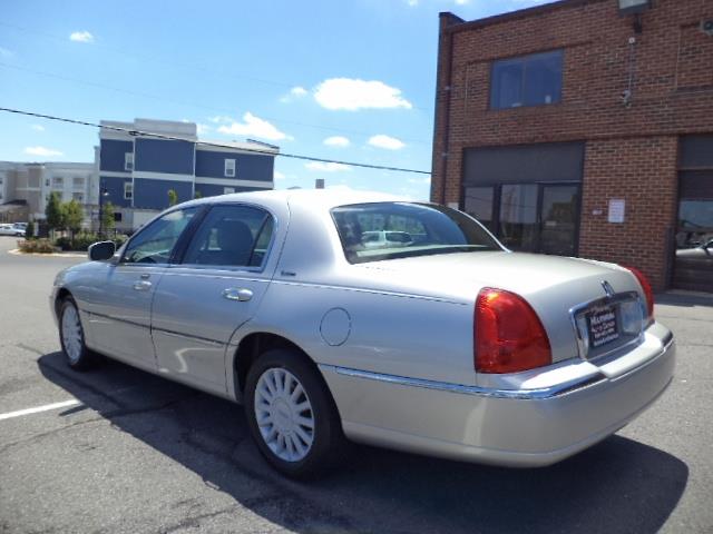 Lincoln Town Car 2003 photo 2