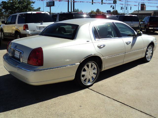 Lincoln Town Car 2003 photo 2