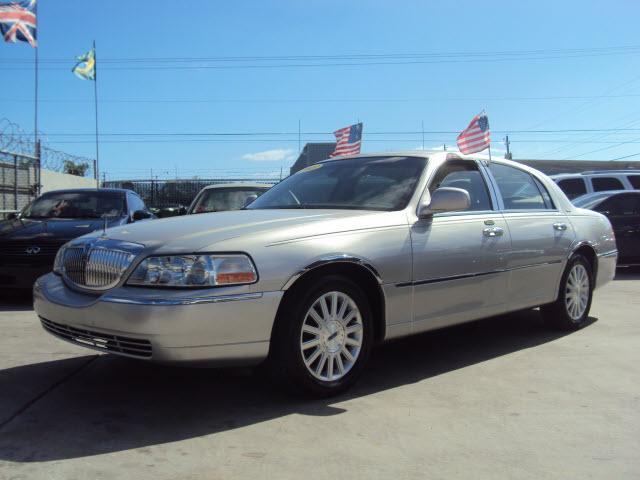 Lincoln Town Car 2003 photo 2