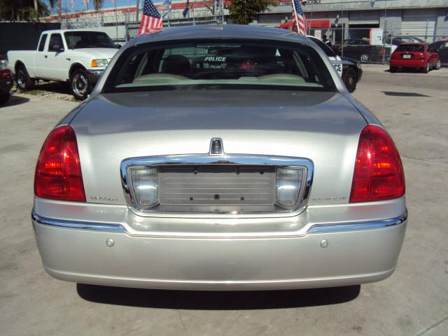 Lincoln Town Car 2003 photo 3