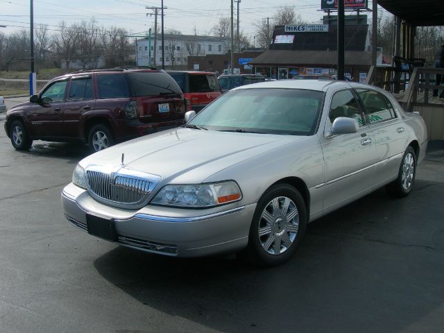 Lincoln Town Car 2003 photo 2