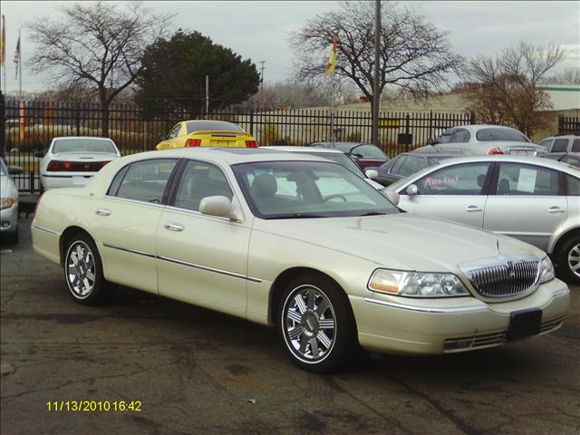 Lincoln Town Car 2WD CREW CAB 12 Sedan