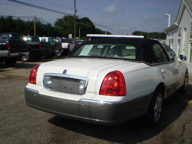 Lincoln Town Car 2003 photo 2