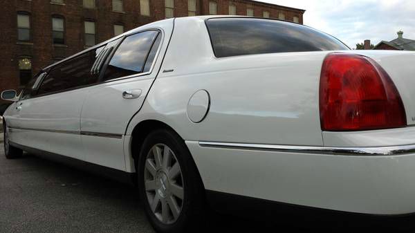 Lincoln Town Car 4X4 SLE Regular Cab Sedan