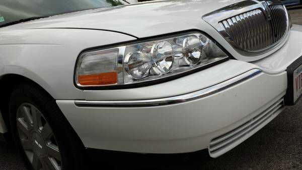 Lincoln Town Car 2003 photo 2