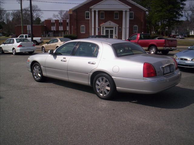 Lincoln Town Car 2003 photo 3