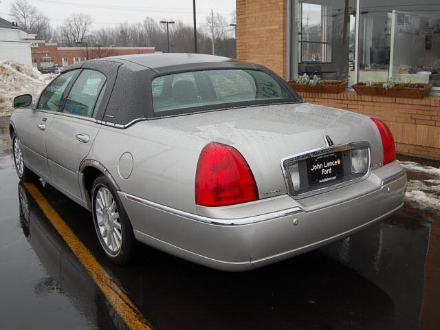 Lincoln Town Car 2003 photo 2