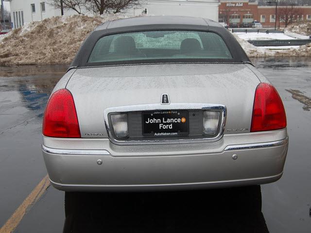 Lincoln Town Car 2003 photo 3