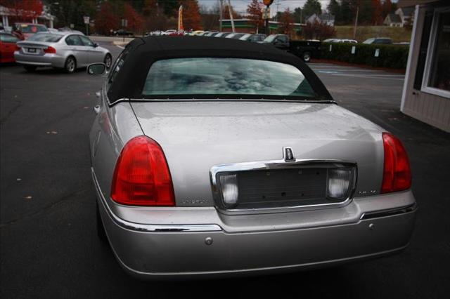 Lincoln Town Car 2003 photo 2