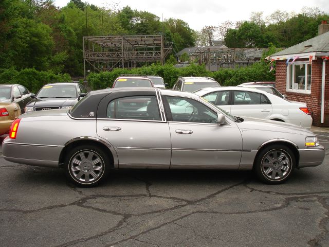 Lincoln Town Car 2004 photo 1