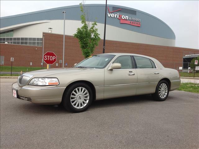 Lincoln Town Car 2004 photo 2