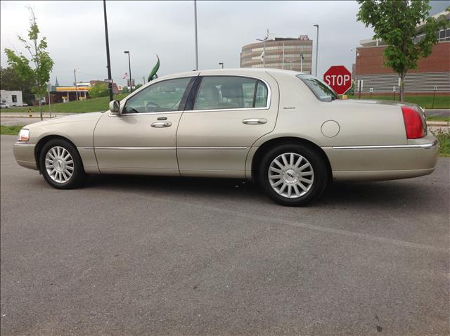 Lincoln Town Car 2004 photo 4