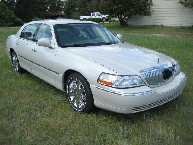 Lincoln Town Car 2004 photo 2