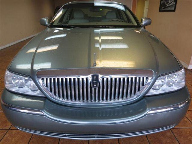 Lincoln Town Car 2004 photo 2