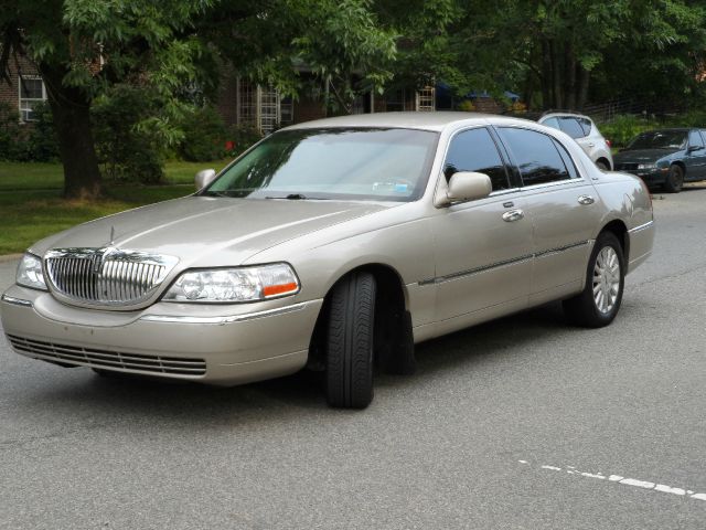 Lincoln Town Car 2004 photo 2