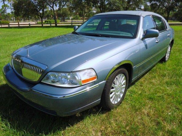 Lincoln Town Car 2004 photo 1