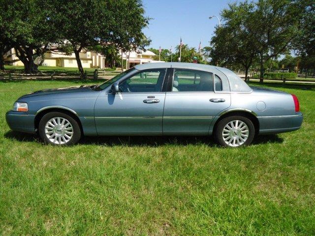 Lincoln Town Car 2004 photo 2