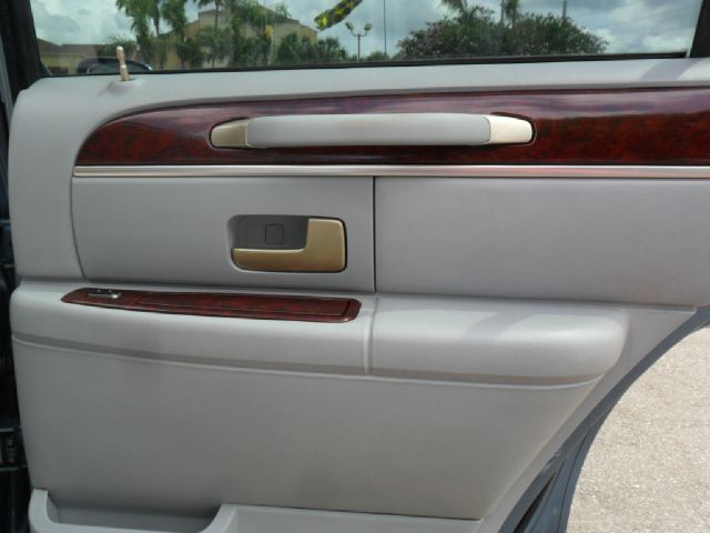 Lincoln Town Car 2004 photo 13