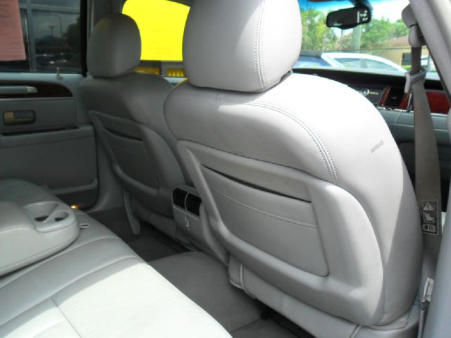 Lincoln Town Car 2004 photo 14