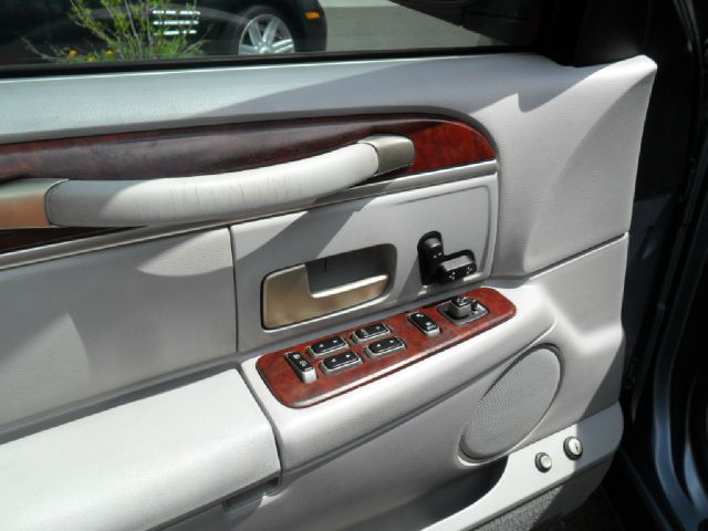 Lincoln Town Car 2004 photo 16