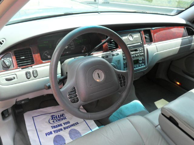 Lincoln Town Car 2004 photo 17