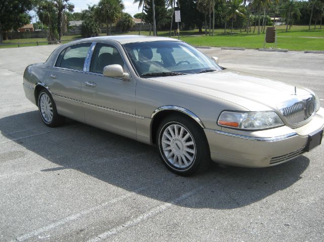 Lincoln Town Car 2004 photo 2