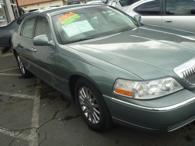 Lincoln Town Car 2004 photo 2