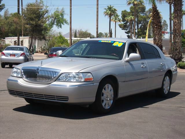 Lincoln Town Car 2004 photo 2