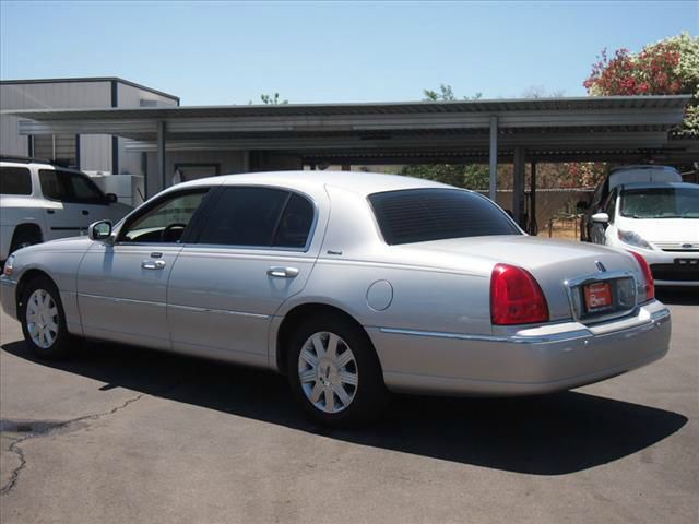 Lincoln Town Car 2004 photo 3