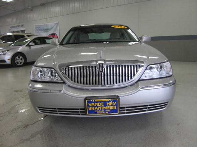 Lincoln Town Car 2004 photo 2