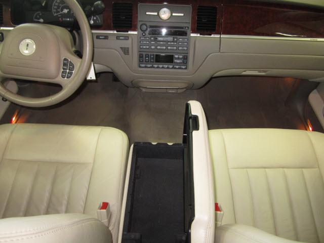 Lincoln Town Car 2004 photo 1