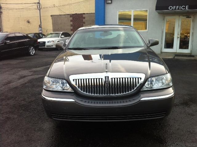 Lincoln Town Car 2004 photo 2