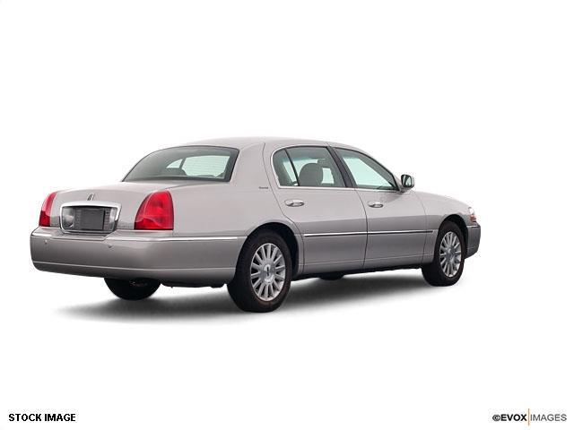 Lincoln Town Car 2004 photo 2