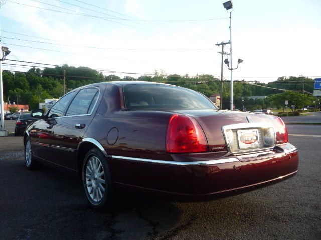 Lincoln Town Car GLS PZEV Sedan