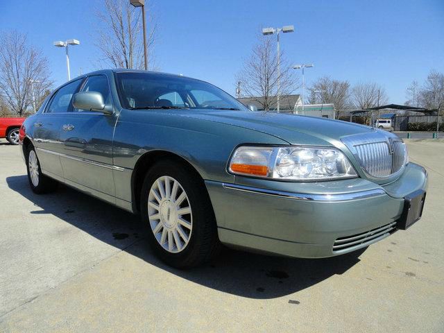 Lincoln Town Car DOWN 4.9 WAC Sedan